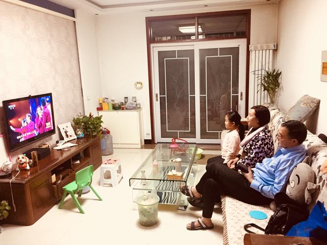 和家人一起看电视