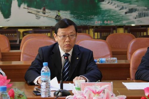 学院党委书记,河池市职教中心党委书记,校长韦伟松作汇报