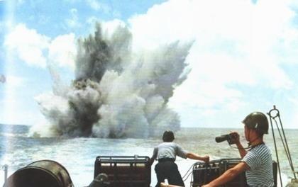1988年中越南沙海战 越南士兵插国旗挑衅