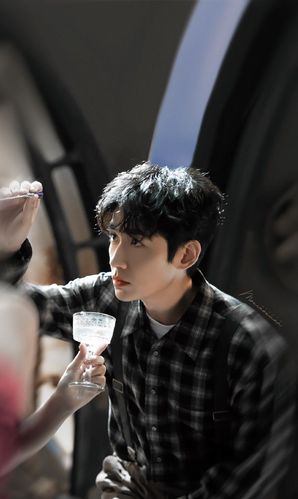 朱一龙高清壁纸:龙龙的穿搭,总有禁欲系老干部的感觉!