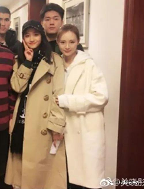 关晓彤晒北电同学照,发现她和这个星二代竟是同学!