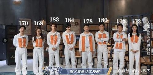 当蔡徐坤与关晓彤站一起,谁谎报了身高,你们来看