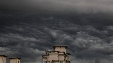 小区住宅楼顶部和阴天多云的天空特写1