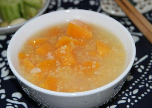 准备好小米,红薯以及适量的红枣,先将小米加水淘洗干净,然后将红枣侵