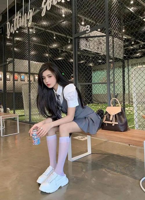 一点都不俗瞅瞅韩国女人制服丝袜穿搭温婉迷人显高级