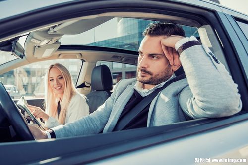 开车旅行的情侣