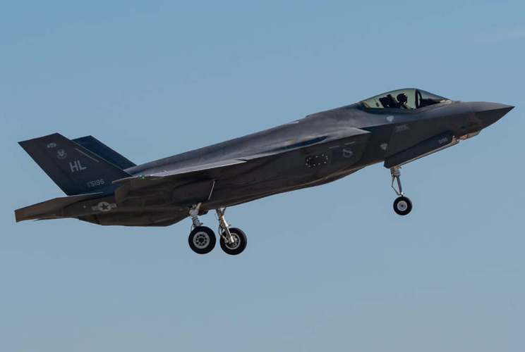 美国空军6架f35跨越大西洋从西班牙返回美国