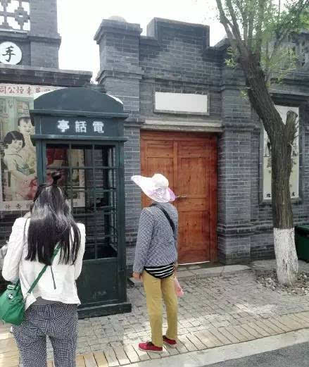 老式的电话亭总是 游人的目光的焦点