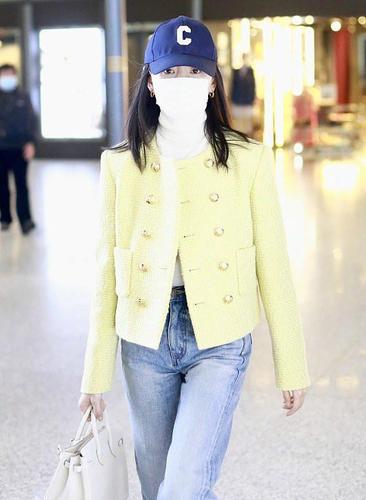 董洁翻红后真厉害,走机场穿2万5小香风外套,拎的包包都是爱马仕