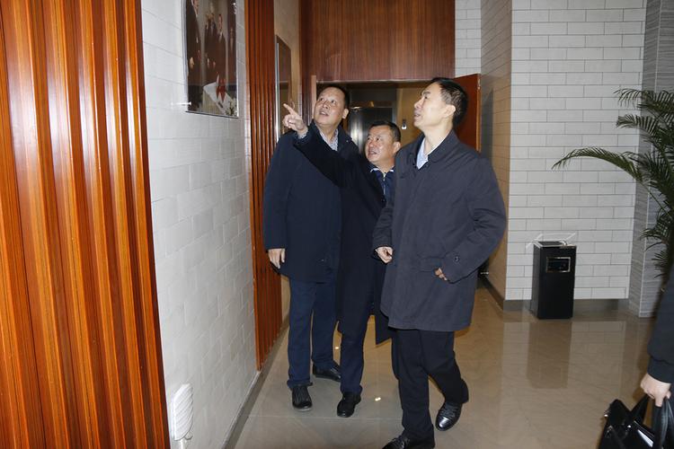 自贡市人民政府秘书长黄雪智,市经信委主任徐明远等领导陪同调研.