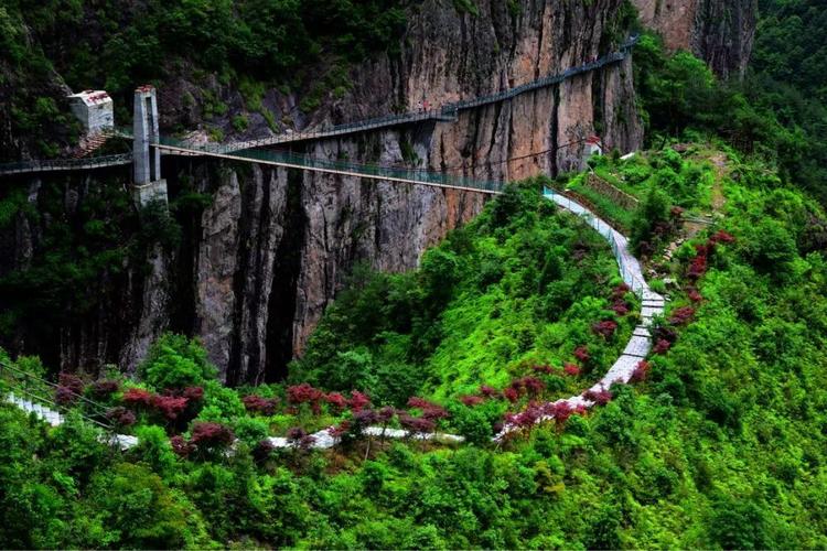 楠溪江上流的崖下库,是大若岩景区一处崖壁,山涧景点.