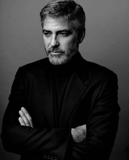 60岁乔治克鲁尼带43岁律师娇妻度假头发花白魅力不减当年