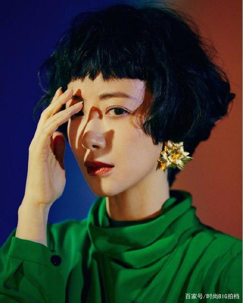 45岁陈紫函终于换了新风格,狗啃短发 连衣裙,复古港风韵味浓