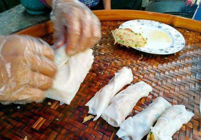  p>来自岑溪市的"虾儿堆",一种用小小的河虾与淀粉煎成饼,再用薄薄的