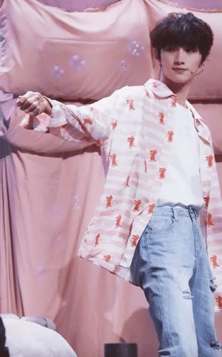 丁程鑫壁纸今天是草莓味超甜的那种