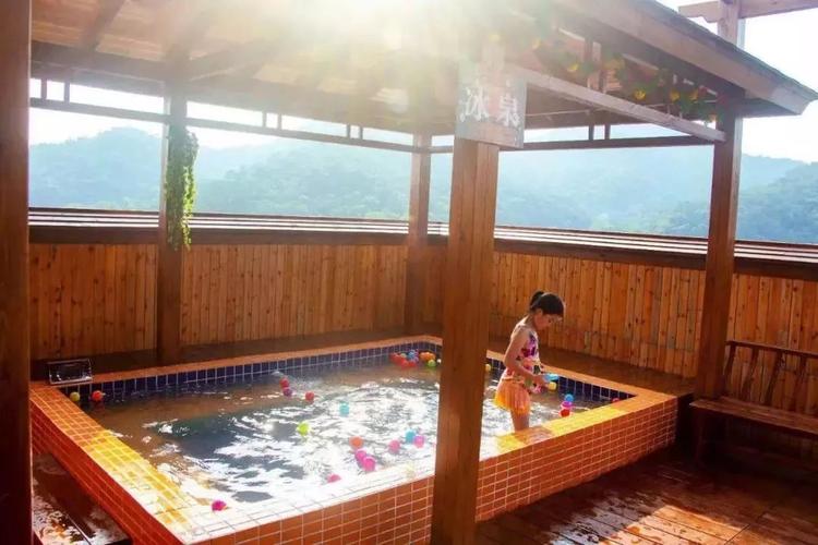 还有免费的 自助水果和饮料 泡一个美美的温泉 再加上一杯清凉的饮料