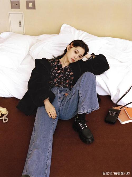 欧阳娜娜终于长大了,穿抹胸长裙秀事业线,用手捂着还是没放开