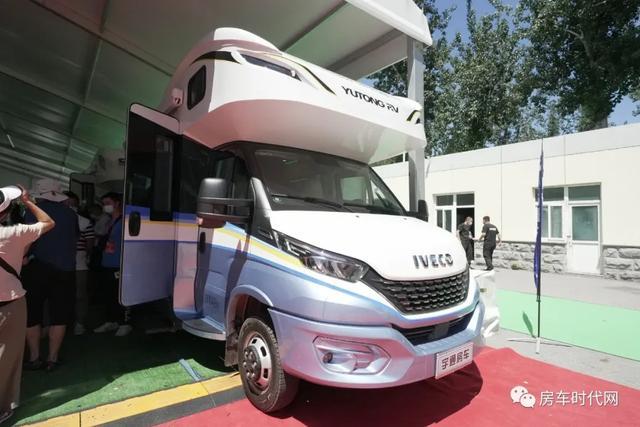 宇通c630 高颜值 真品质 进口依维柯底盘 精品双拓展