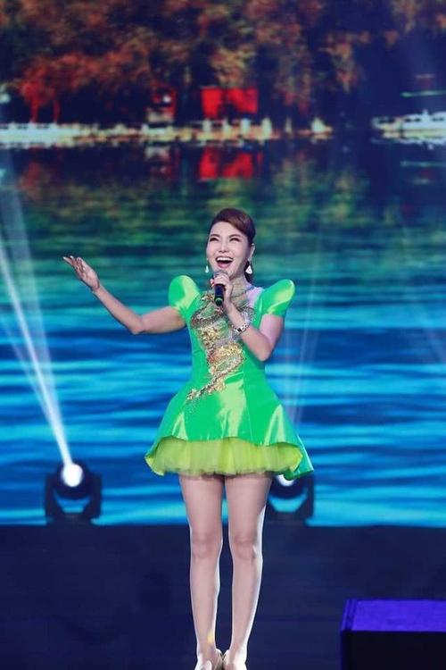 乌兰图雅穿迷你裙这么美,银色流苏裙新潮时尚,36岁也是"腿精"