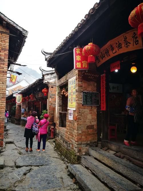 广西之旅…游览人杰地灵的古村落"秀水状元村".