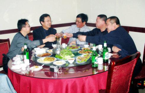 照片,左起:四虎神韵轩主人,二虎杨志广,大虎寒雨清秋,五虎无门客,三虎