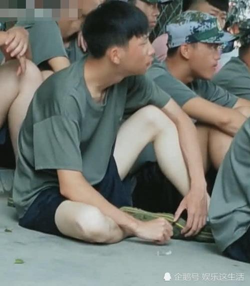 男生军训被要求穿短裤看到人群的一抹白网友