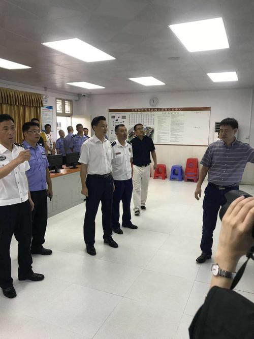 市公安局纪检组组长张松深入光明区高级中学检查高考前消防安保工作
