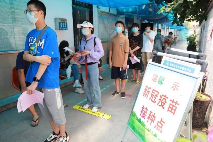 不少12—17岁未成年人在监护人的陪同下来到翠园社区排队登记接种疫苗
