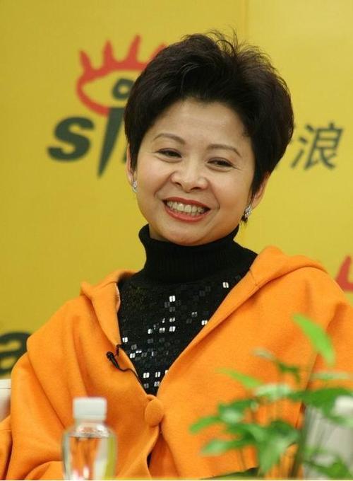 在这样无助的时刻,张楠无条件地选择相信妻子,站在妻子一边共同面对