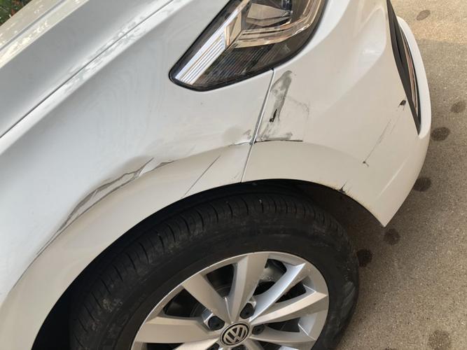 汽车叶子板凹陷掉漆,是走保险呢还是自己找地方修,已经出过一次险了