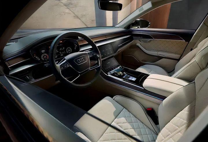 在国内奥迪a8l常年排名老三,霍希的出现也表明了奥迪想要打反击战,也