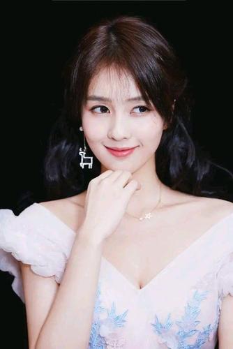 白鹿笑盈盈,妩媚动人