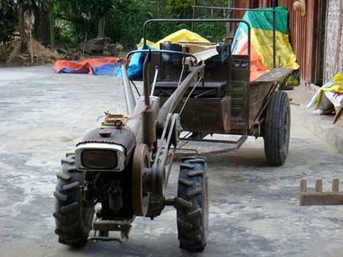 80年代我老爸是开手扶拖拉机的,当年可是花了2550元买