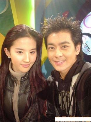 林志颖和好友刘亦菲金城武谢霆锋郭德纲林俊杰高圆圆的合照