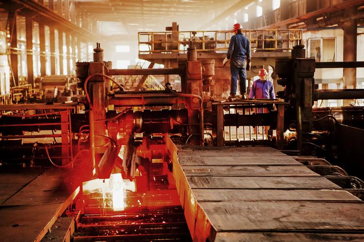 机声隆隆的轧钢车间,辛勤劳动的轧钢工人