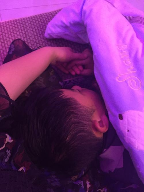 喝醉啦,回来硬要睡在妈妈身上才会舒服一点