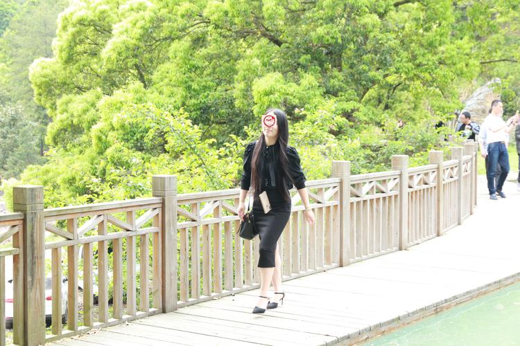 美丽的姑娘迎风走在阳光下真是一道明媚的风景