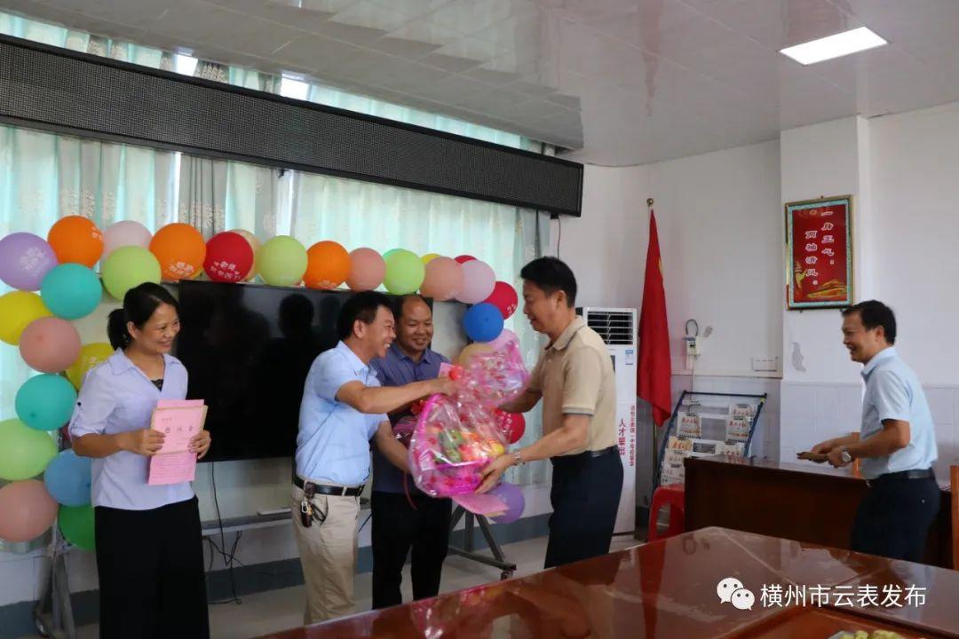 横县人大常委会主任蒋小旗率队到云表镇慰问教师代表,向广大辛勤耕耘