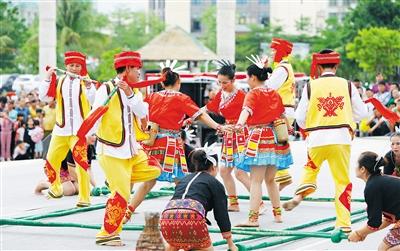 黎族群众跳起竹竿舞庆祝传统节日三月三.记者 苏晓杰 摄