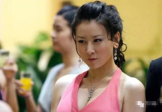 毛俊杰的脸并不陌生,因为她已经32岁了,已经出演多部电视剧.