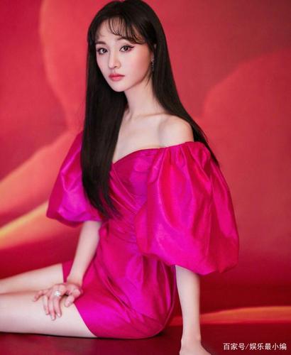 郑爽穿短裙出席活动,蹲下拍照救场动作好评,为郑爽的机智点赞