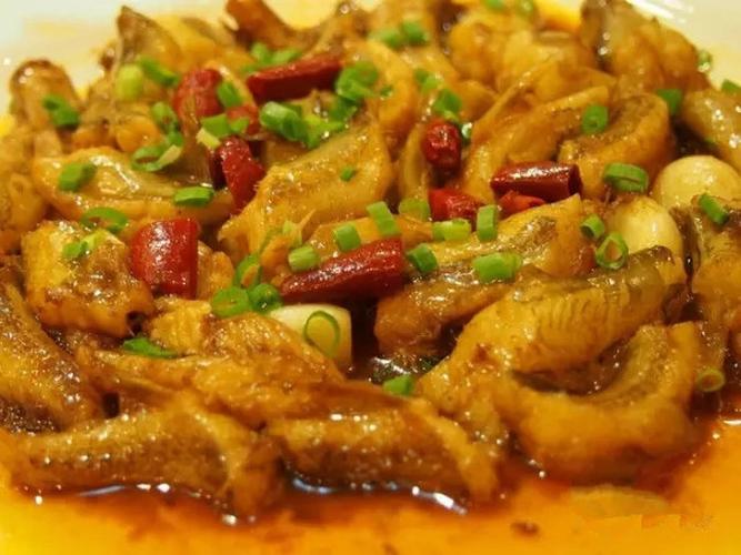 红烧龙头鱼材料:龙头鱼,辣椒,生姜 1.龙头鱼去头,去尾,去内脏,切段.
