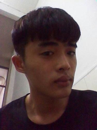 我想问问适合什么发型,额头比较光,后面扁,头顶低,两边有稍微突.求解