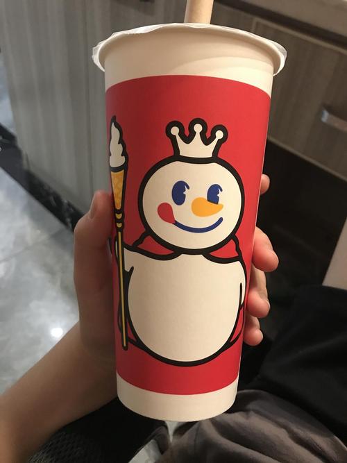 蜜雪冰城又换成纸杯了