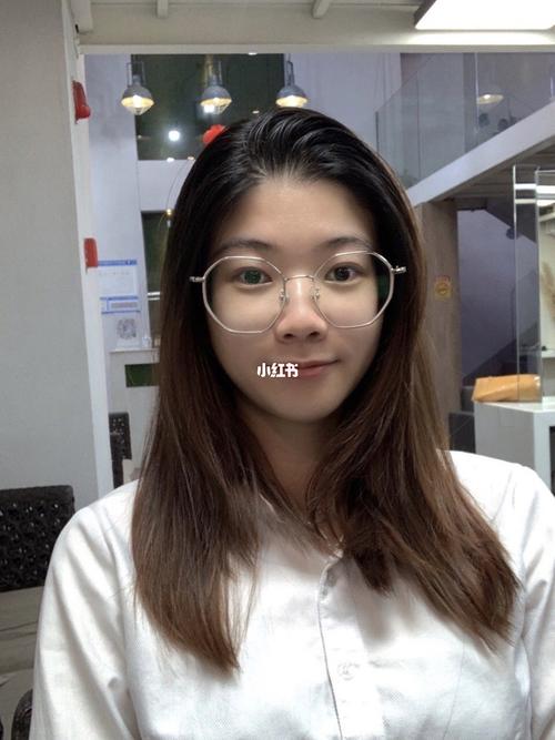 今年非常流行高层次的碎剪中长发, 这款流行发型搭配随意的 碎发刘海