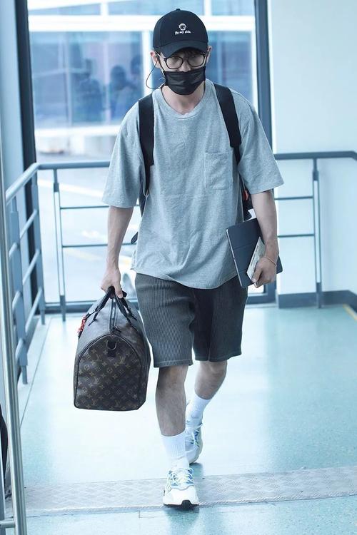 海报街拍| 男明星穿搭风格各不相同,炎炎夏季给你穿搭