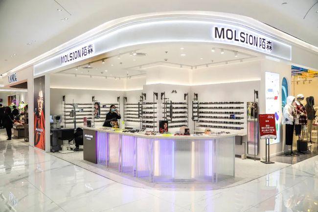 陌森眼镜的门店位置超级好找, 赛格最长的电梯一上来就能看到,充满