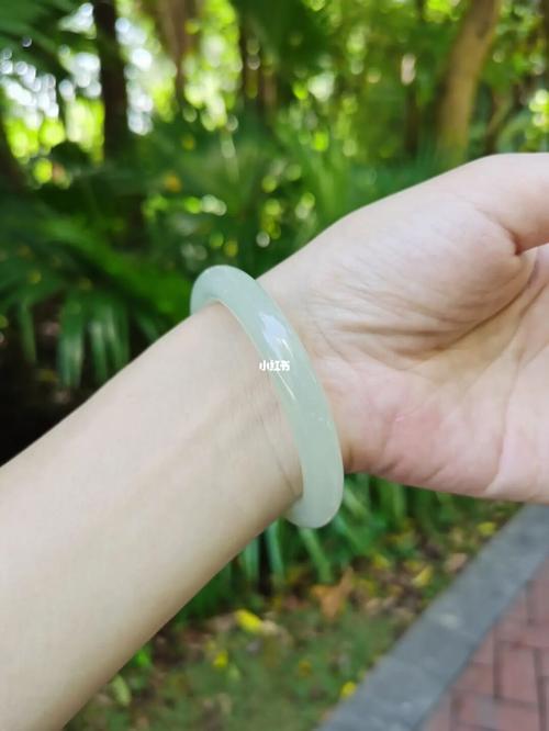 新入的和田玉冰晴手镯,冰冰润润的像剥了皮的葡萄冻,3k 的价格值吗?