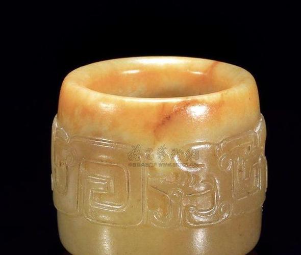 手带价值上亿的乾隆扳指,专家要求归还,男子6个字让专家噎住