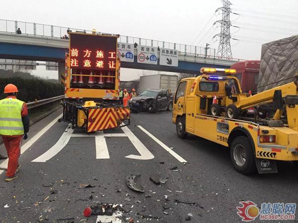 3台英达安全防撞车护卫苏州绕城高速